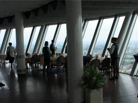 Düsseldorf : Rheinturm, auf 168 m Höhe mit geschlossene Aussichtsplattform